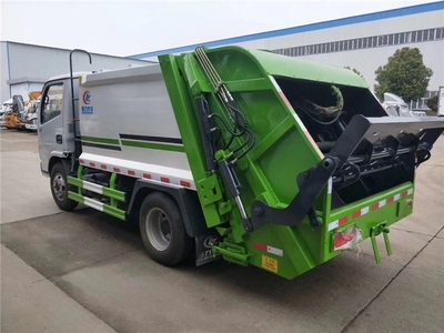 垃圾清运利器 10方压缩式垃圾车与5方挤压式垃圾车的应用解析